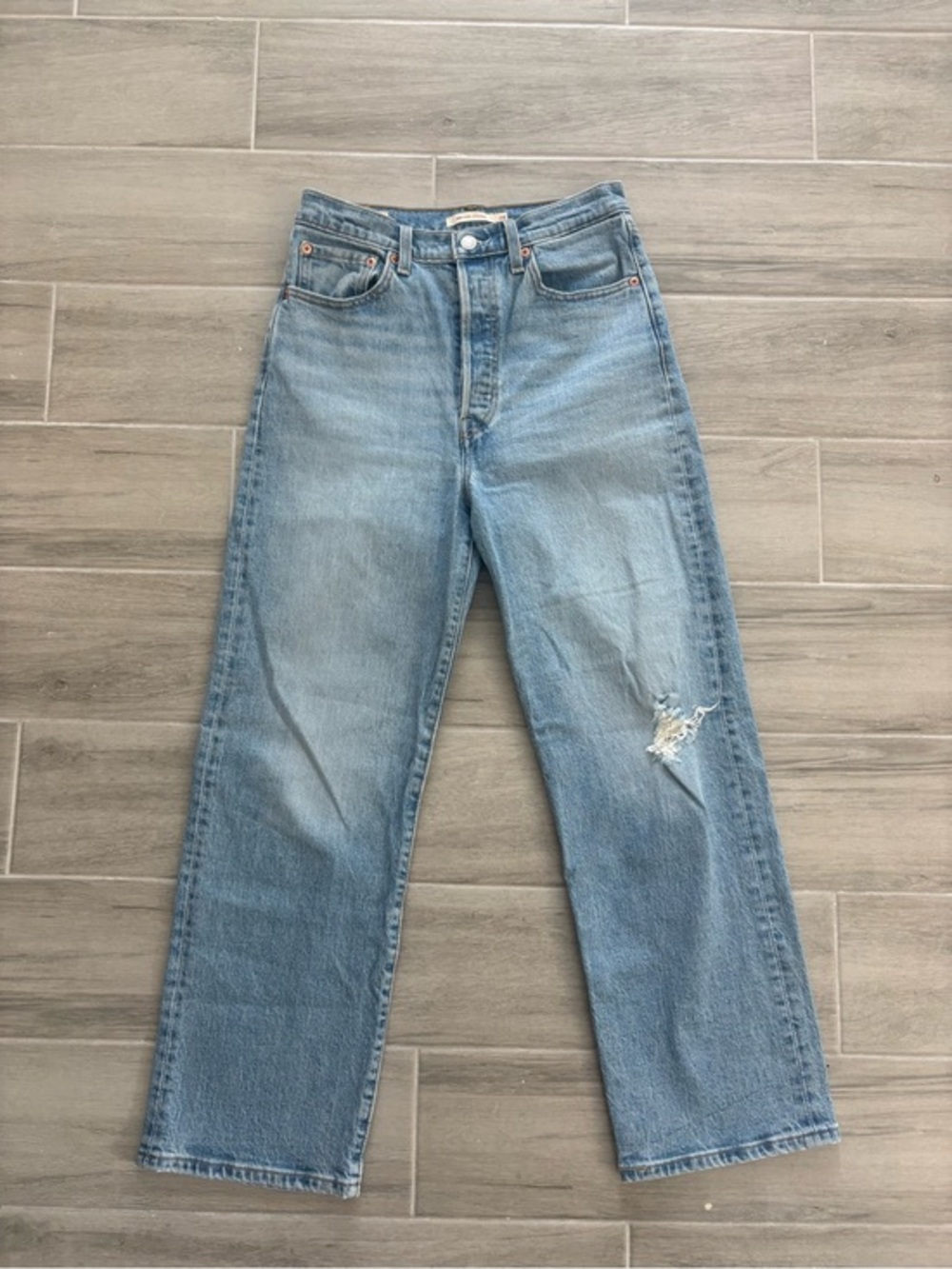 Levi's Ribcage Straight Jeans with Knee Rip - 28